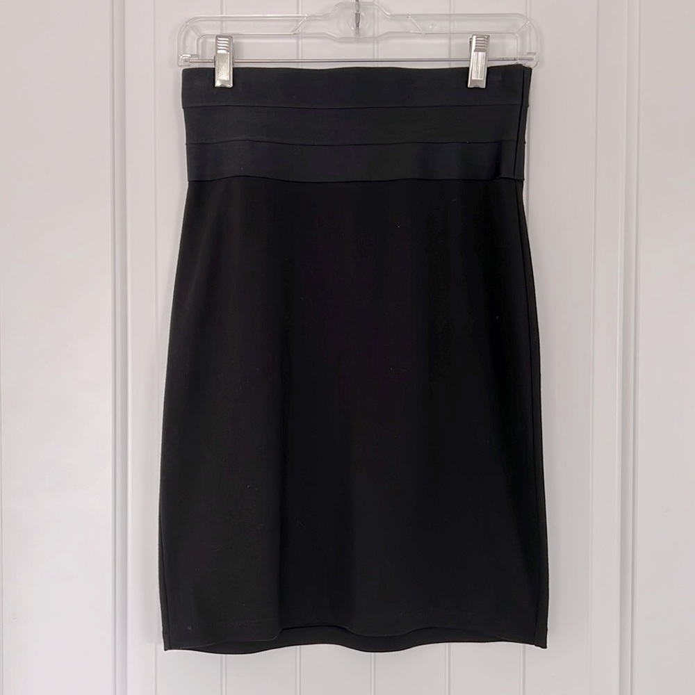 Max Studio elegant and feminine black skirt. L 22, W 27“
Waist band is 4.5“